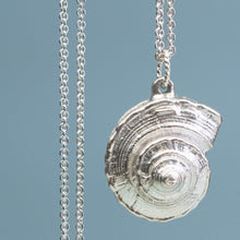 Load image into Gallery viewer, polished finish whelk top necklace in silver
