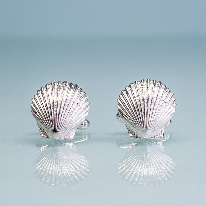 front detail close up cast silver scallop shell cufflinks for men's wedding wear by hkm jewelry