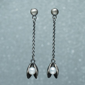 mussel earrings with freshwater pearl in oxidized silver by hkm