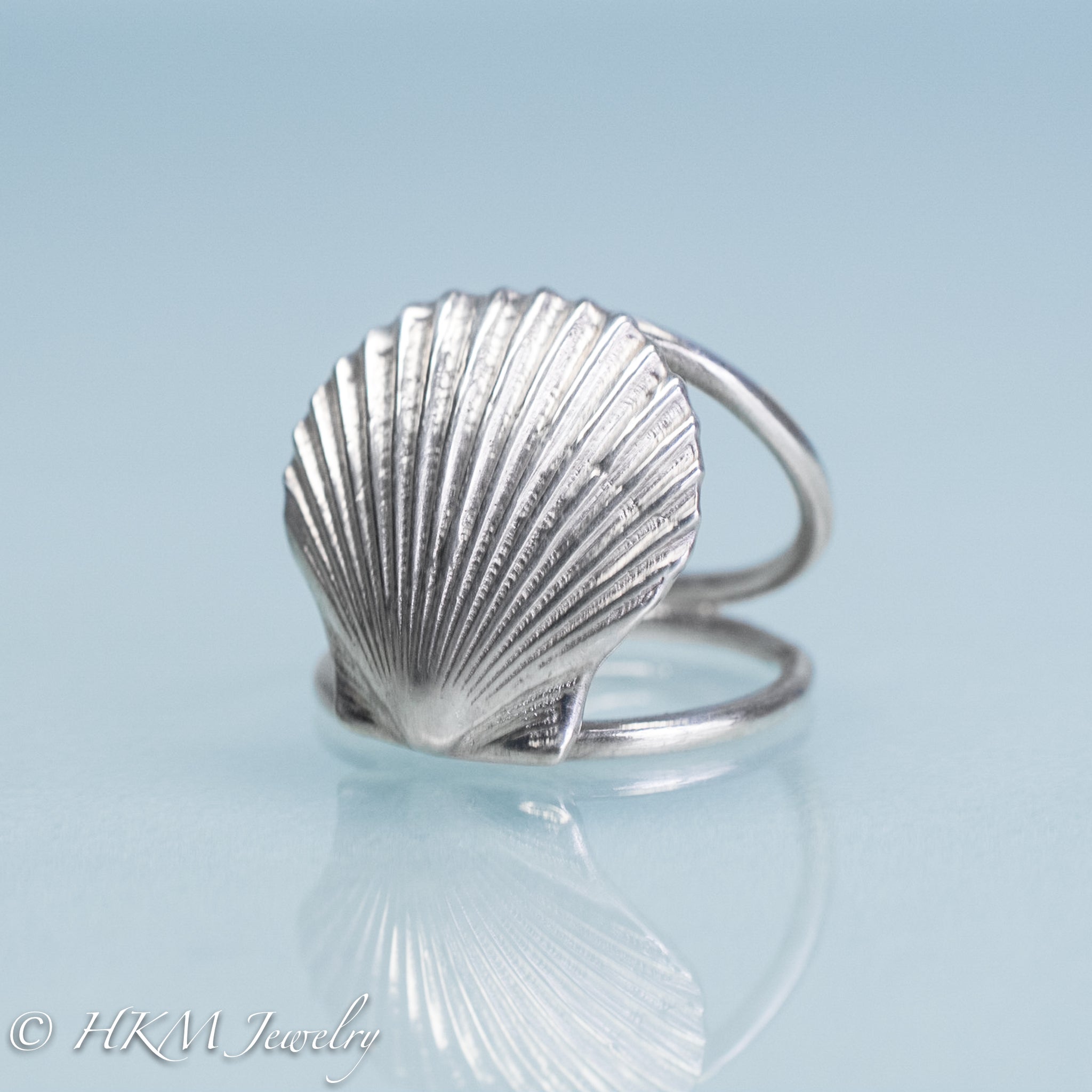 https://hkmjewelry.com/cdn/shop/products/scallop-shell-double-band-ring-6_1024x1024@2x.jpg?v=1588466279